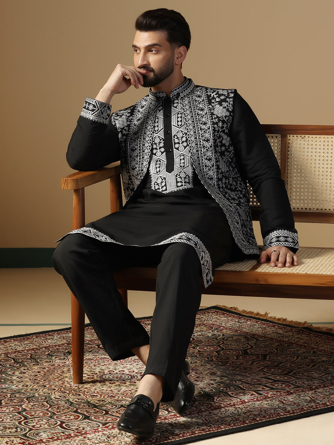 Porno ayol yigitga bosh barmogini korsatadi Shim kiygan jozibali dumbalar